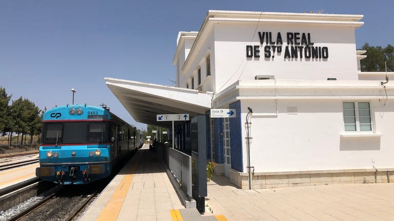 Am Bahnhof von Vila Real de Santo António in der südöstlichsten Ecke Portugals: hier beginnt die Zugreise durch die Algarve. (Foto: SWR, Kirsten Ruppel)