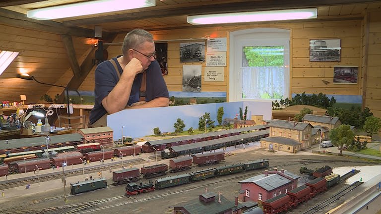 Lothar Linhart ist gelernter Heizer und Lokführer und hat auf fast allen Lokomotiv-Typen bei der Reichsbahn der DDR Dienst getan.