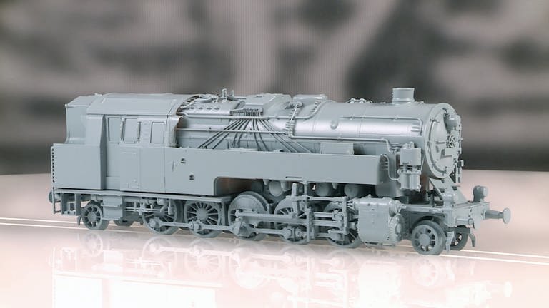 Ebenfalls von Roco ist die Baureihe 95, wegen ihrer hohen Zugkraft auch als „Bergkönigin“ bekannt, hier noch als Handmuster. (Foto: SWR, Andreas Stirl und Anna Neumann)