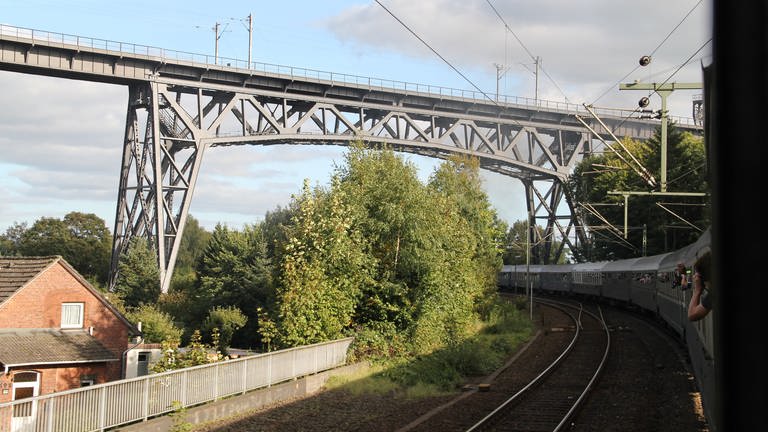 Der Zug fährt auf die nördliche Rampe der Rendsburger Eisenbahnbrücke über den Nord – Ostsee Kanal (Foto: SWR, Susanne Mayer-Hagmann)