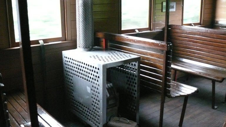 Die Sitzbänke - noch komplett aus Holz. Vielleicht etwas unbequemer als in den modernen Zügen, aber auf jeden Fall originalgetreu. (Foto: SWR, Wolfgang Drichelt)