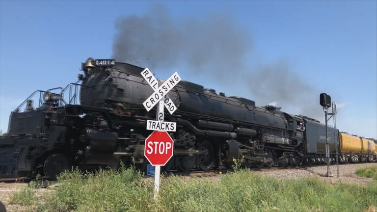 Die aus Anlaß des 150 jährigen Jubiläums der Transkontinental Railway restaurierte Big Boy Lokomotive unterwegs durch Nebraska, USA. (Foto: SWR, LookFilm / Claus Räfle)