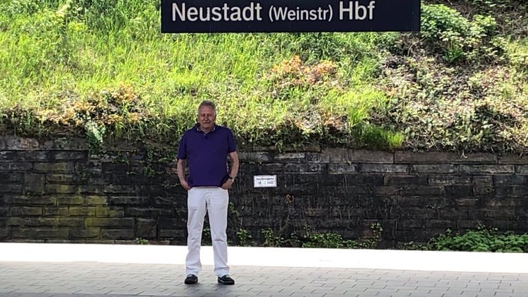 Werner Schreiner am Hauptbahnhof seiner Heimatstadt Neustadt a.d. Weinstraße (Foto: SWR, SWR - Alexander Schweitzer)