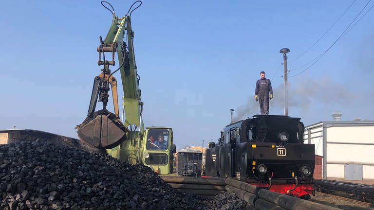 Beim Kohleladen am Bahnhof Benndorf kurz vor der offiziellen Lokprüfung (Foto: SWR, Kirsten Ruppel)