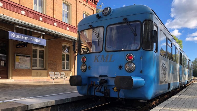 Die Wipperliese wartet am Bahnhof Klostermansfeld auf Fahrgäste. Sie fährt in den Sommermonaten am Wochenende.  (Foto: SWR, Kirsten Ruppel)