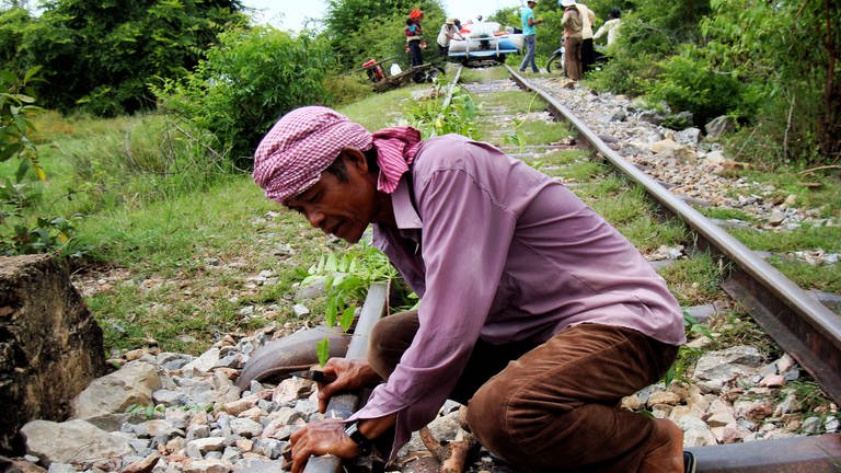 Alle paar Tage repariert Tith Ly die Gleise, denn der Staat kümmert sich nicht. (Foto: SWR, MedienKontor / Carmen Butta)