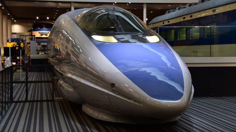Auch der Shinkansen Baureihe 500 steht schon im Museum. (Foto: SWR, Harald Kirchner)