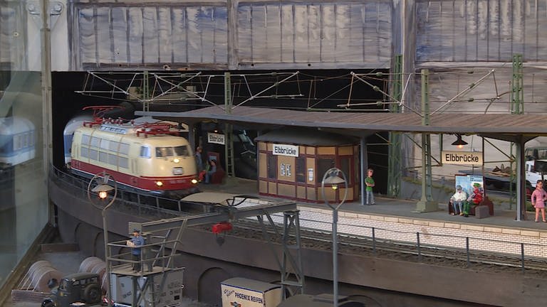 Moderne Züge fahren allerdings auch durch die Kulisse aus der Nachkriegszeit: (Foto: SWR, Andreas Stirl)