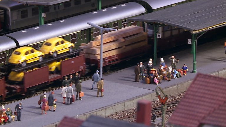 Typisch für die 1960er Jahre: Gemischter Güterzug und viele Reisende auf dem Bahnsteig. (Foto: SWR, Andreas Stirl und Frank Rinnelt)