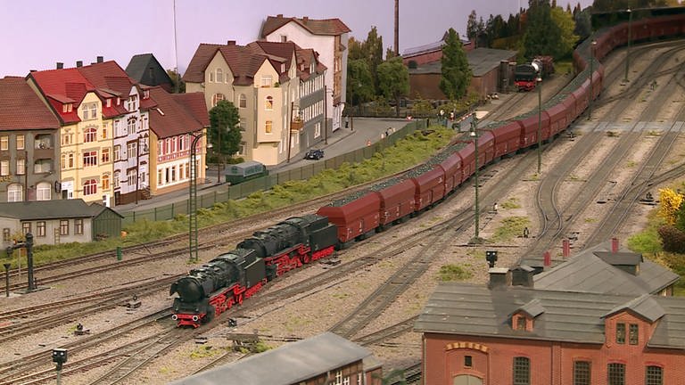 Auch im Modell gibt es schöne lange Züge, wie diesen Kohlezug, gezogen von zwei Loks der Baureihe 44. (Foto: SWR, Andreas Stirl und Frank Rinnelt)