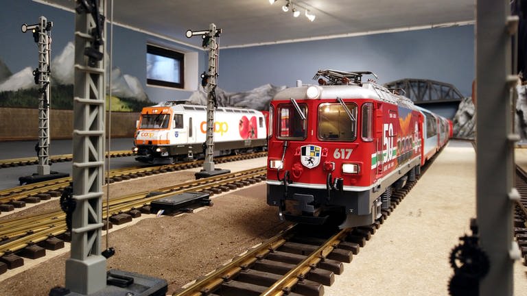 Zwei bekannte LGB-Modelle mit Vorbildern bei der Rhätischen Bahn in der Schweiz: (Foto: SWR, Andreas Stirl)