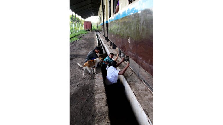 Die alten Züge sind anfällig – Reparatur vor Ort (Foto: SWR, Martin Schacht)