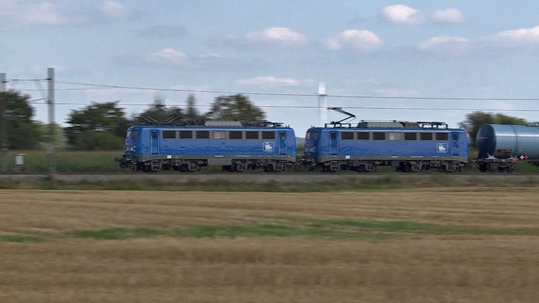 Zwei modernisierte E-Loks der Baureihe 140 streben mit ihrem Kesselzug nach Norden. Diese „Oldtimer“ versehen zuverlässig ihren Dienst. Und sie sind bei den jungen Lokführern sehr beliebt. (Foto: SWR, Andreas Stirl)