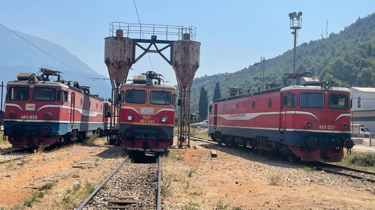 Sechsachsige Elektrolokomotiven der Baureihe 461 der Eisenbahn Montenegros vor der Werkstatt in Bar (Foto: SWR, Michael Mattig-Gerlach)