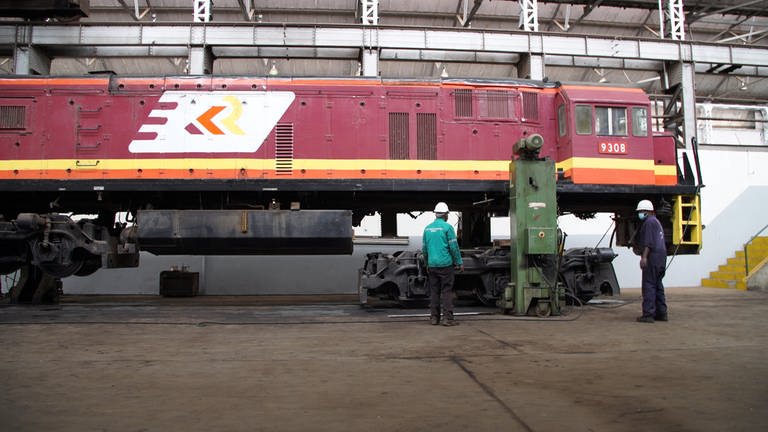Im Nairobi Central Workshop. Das Betriebswerk ist zuständig für die Wartung und Reparatur der Schmalspurfahrzeuge: über 30 Lokomotiven und 70 Personenwagen.  (Foto: SWR, Thuku Kariuki und Alexander Schweitzer)
