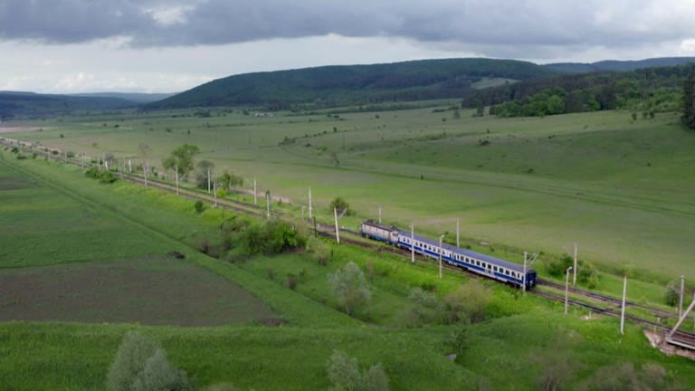 Durch die Weiten rollen wir gen Osten. Langsam werden die Strecken in Rumänien ausgebaut, besonders auf der OstWestachse.  (Foto: SWR, Ildico Wille und Grit Merten)