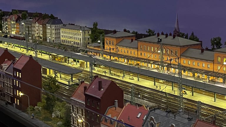 Der Bahnhof Bremburg bei Nacht. Die Reisenden warten auf den Zug nach … Lassen Sie ihrer Fantasie freien Lauf. (Foto: SWR, Andreas Stirl und Anna Neumann)