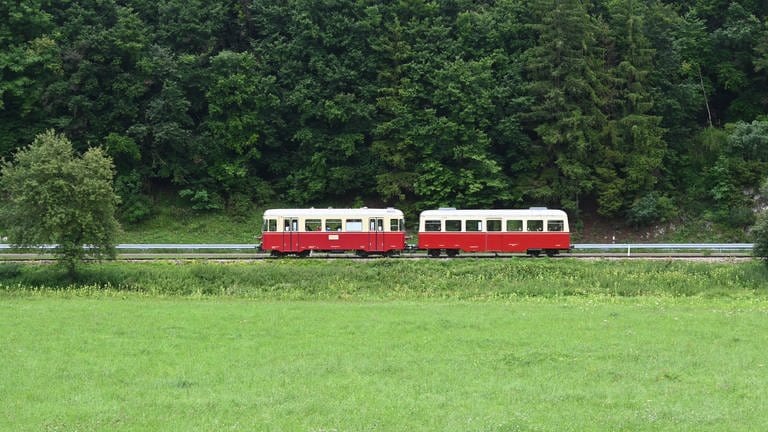 Triebwagen T33 im Egautal. Er war schon bei der ehemaligen Härtsfeldbahn im Dienst. 1972 wurde die 55 Kilometer lange Strecke stillgelegt und abgebaut.