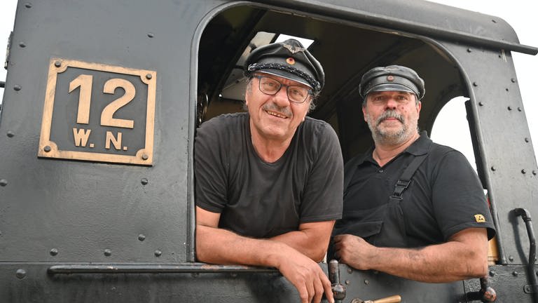 Lokführer Hermann Hafner (li.)  und Lokführer Ingo Adam (re.) – das „Dreamteam“ auf dem Führerstand von Lok 12.