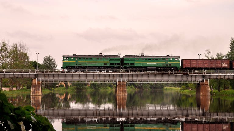 Doppelzugmaschinen 2TE10 im Norden von Riga (Foto: SWR)