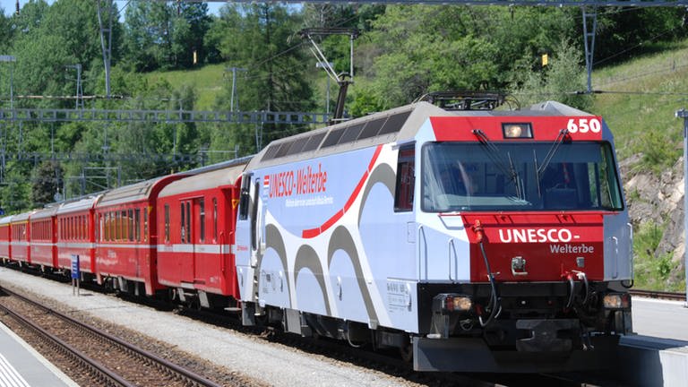 Die Rhätische Bahn mit ihrer UNESCO-Weltkulturerbe Lokomotive (Foto: SWR, Hagen v. Ortloff)