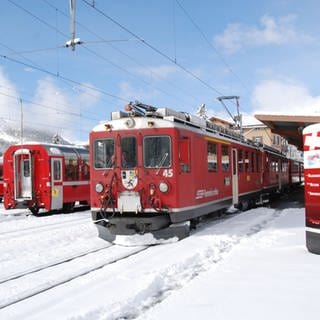 Der Bernina Express bei der Ausfahrt aus St. Moritz (Foto: SWR, Hagen v. Ortloff)