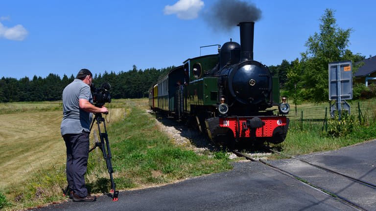 Der Dampfzug ist gemächlich auf der 27 Kilometer langen Strecke unterwegs in Richtung Saint Agrève.