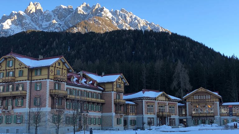 Das Grand Hotel im Schatten der Dolomiten wird heutzutage als Kultur- und Kongresszentrum genutzt. (Foto: SWR, Kirsten Ruppel)