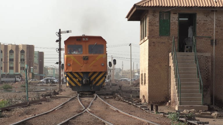 Auch wegen des Embargos steht ein großer Teil der im Sudan besonders beliebten Henschellokomotiven still, Ersatzteilmangel. (Foto: SWR, Michael Mattig-Gerlach)