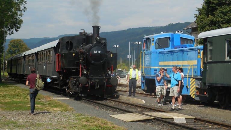 Rosentaler Dampfzug kurz vor der Abfahrt in Weizelsdorf. Die Strecke ist Teil der ehemaligen Karawankenbahn und führt durchs Rosental unweit der Grenze nach Slowenien. (Foto: SWR, SWR - Alexander Schweitzer)