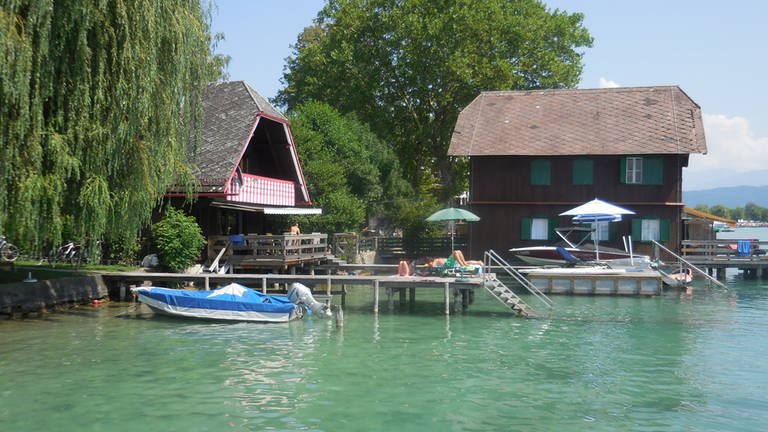 Sommerhäuser am Wörthersee. Sie liegen direkt zwischen See und Drautalbahn. (Foto: SWR, Alexander Schweitzer)