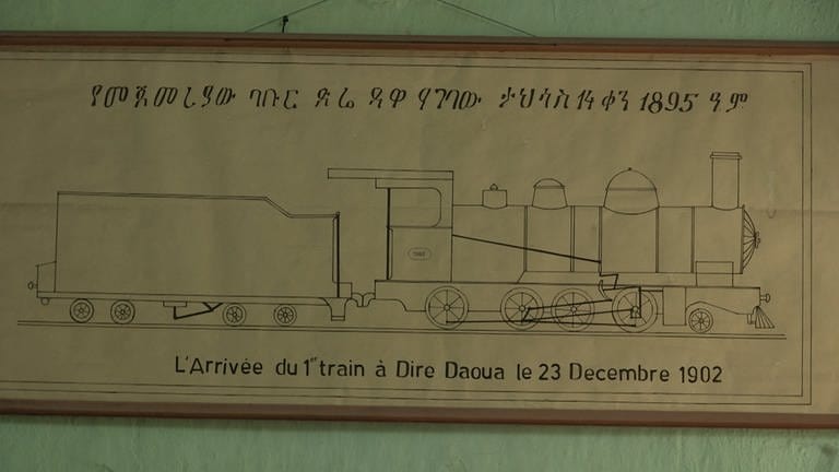 Wandbild einer Lok von 1902 in einem Bahnbüro. (Foto: SWR, Rüdiger Lorenz)