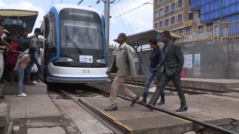 Eine Straßenbahn mit Namen Leipzig, der Partnerstadt von Addis. (Foto: SWR, Rüdiger Lorenz)