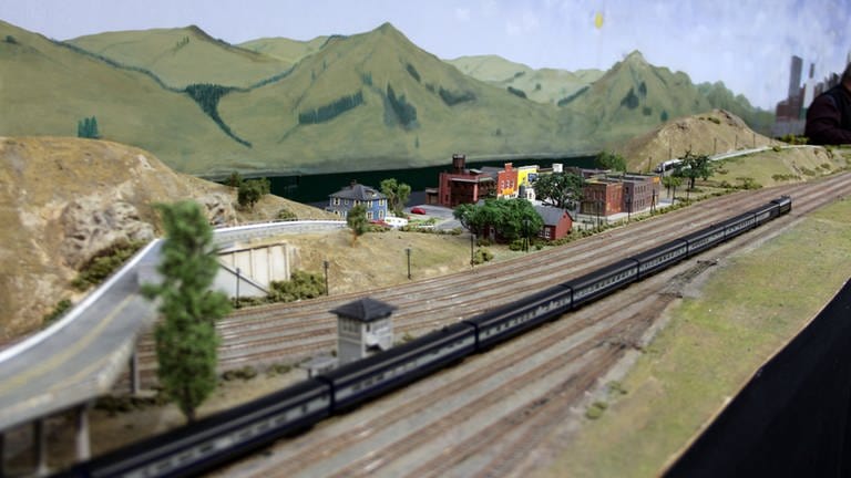 Modeleisenbahnclub Kiel e.V.: Amerika Eisenbahn; Typisch amerikanische Kleinstadt im Mittleren Westen; bis zu 100 Wagen an einem Zug