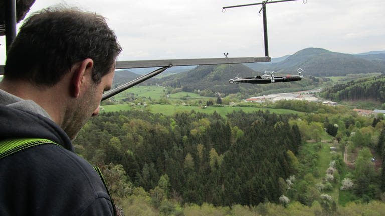 Kameramann Christoph Sch. beim Einrichten der Fallvorrichtung, mit der eine Kamera den Felssturz der Jungfrau simulieren soll. (Foto: SWR, SWR)