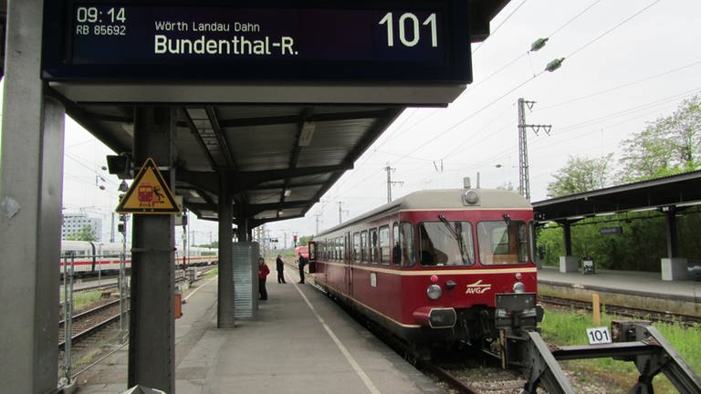 Jeden Mittwoch, Samstag, Sonntag und Feiertag fährt der „Felsenland-Express“ vom Gleis 101 in Karlsruhe ab. (Foto: SWR, SWR)