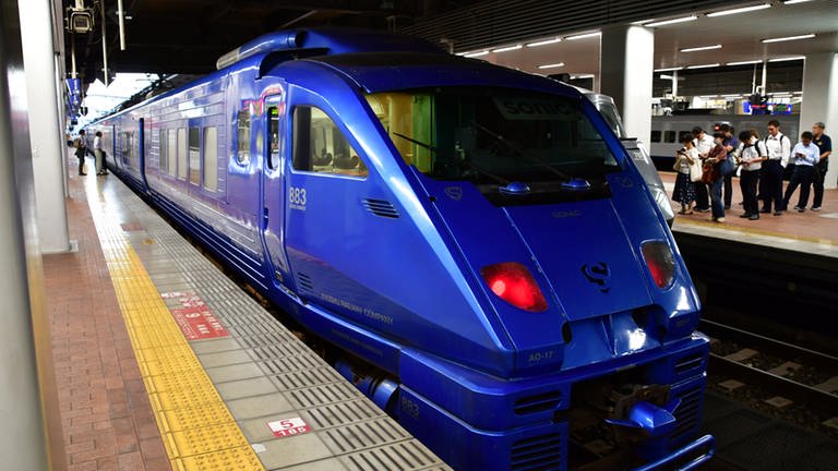 Ein Expresszug in Hakata Station - neben den Shinkansen Hochgeschwindigkeitszügen gibt es ein großes ganz Japan umspannendes Netz von Eisenbahnen in der Spurweite 1067 Milimeter. (Foto: SWR, Harald Kirchner)