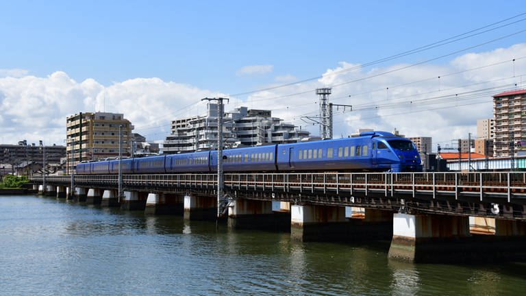Der Expresszug  verlässt die Millionenmetropole HakataFukuoka (Foto: SWR, Harald Kirchner)