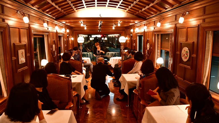In den Salonwagen des Seven Stars werden nicht nur edle Speisen serviert, am Abend verwandelt sich der Wagen in eine Lounge mit Barmusik. (Foto: SWR)