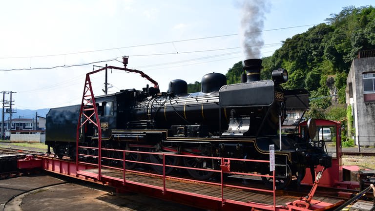 Die Dampflok des Hitoyoshi Steam Trains auf der Drehscheibe in Hitoyoshi. (Foto: SWR)