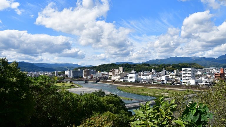 Die Stadt Hitoyoshi - das Ziel des Dampfzuges.  (Foto: SWR, Harald Kirchner)