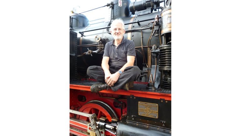 Bernd Roschach. Es ist ganz praktisch, wenn sich der Arzt ganz schnell in einen Lokführer verwandeln kann und zwar am besten in einen für Dampflokomotiven. Dr. Bernd Roschach ist der Kopf des Achertäler-Eisenbahnvereins.