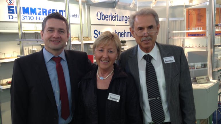 Barbara und Jürgen Sommerfeldt  und  Andreas Heintel, links im Bild, der neue Geschäftsführer des Stromabnehmer-Herstellers. Damit ist die Nachfolge langfristig geregelt. (Foto: SWR, SWR - Hagen v. Ortloff)