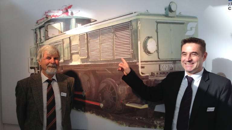 Jägerndorfer: Hans-Dieter und Chef Klaus Jägerndorfer vor der Neuheit 1062. Das H0-Modell einer Museumslok, die heute noch existiert. Erscheinungsdatum Anfang 2015 (Foto: SWR, SWR - Hagen von Ortloff)