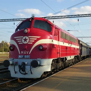 In Subotica bekommen wir die Zuglok M61.001 (Foto: SWR, Wolfgang Drichelt)