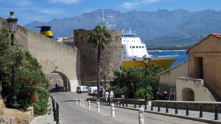 Unterhalb der Zitadell von Calvi liegt der Fährhafen.