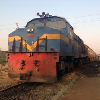 GE 'Jumbo ' im Bahnhof von Dodoma (Foto: SWR)