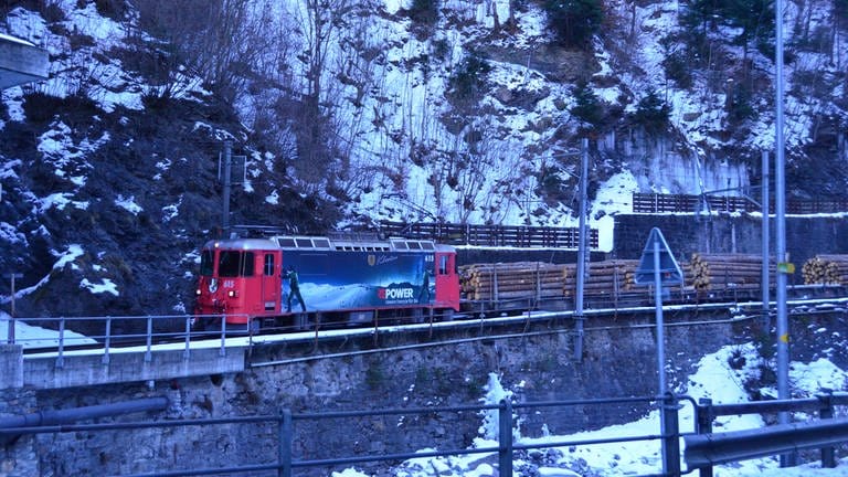 Güterzug am Ortseingang von Chur, daneben der Fluß Plessur (Foto: SWR)