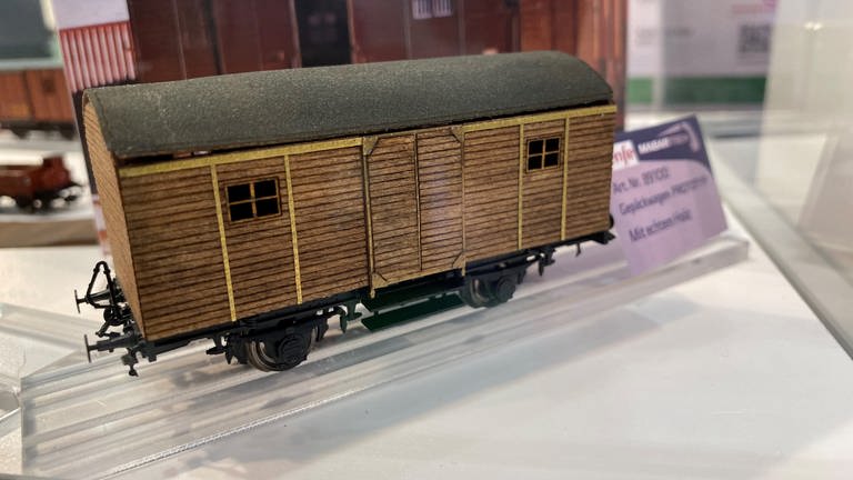 Firma Mabartren: Die spanische Firma MABARTREN hat einen Gepäckwagen aus echtem Holz in der Spurweite H0 im Programm. (Foto: SWR, Hagen von Ortloff)