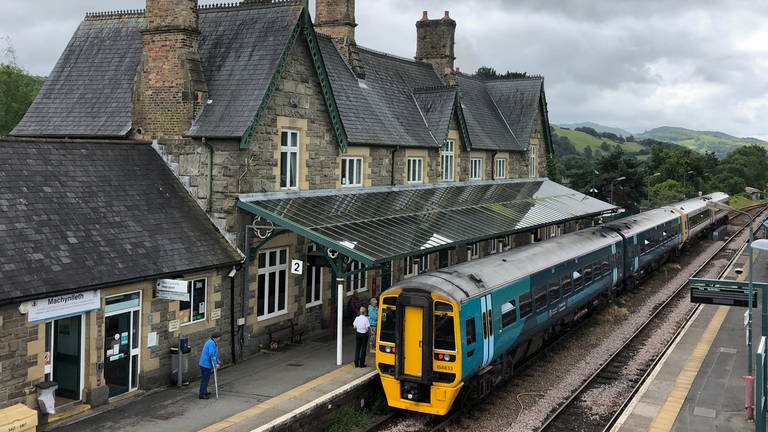 Der Zug aus Shrewsbury erreicht Machynlleth und wird geteilt. Die vorderen zwei Wagen fahren weiter nach Aberystwyth.  (Foto: SWR, Kirsten Ruppel)